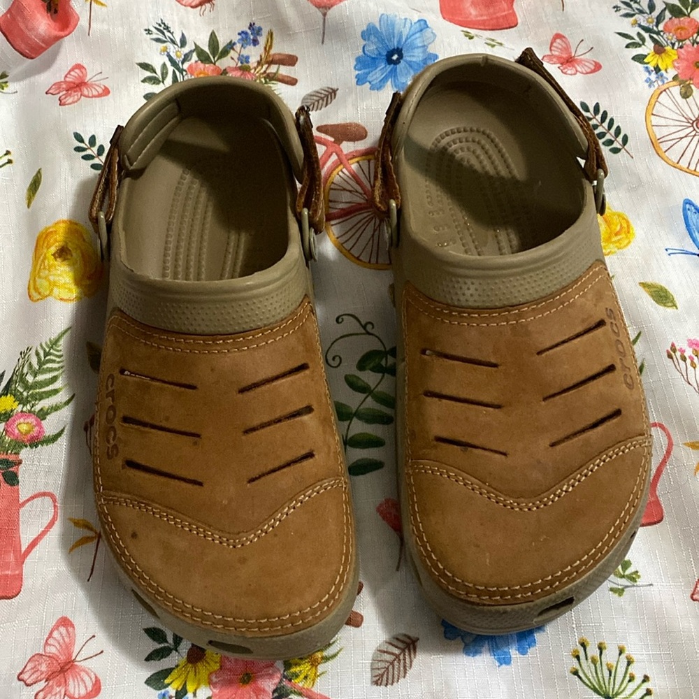 BROWN CROCS